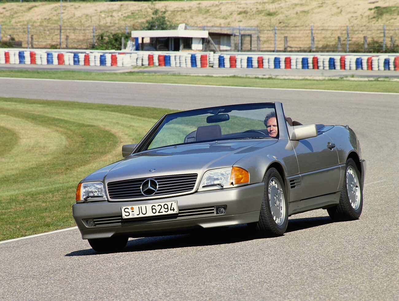 オープンカーのネガを先進技術で払拭したバブル期の傑作旗艦メルセデス